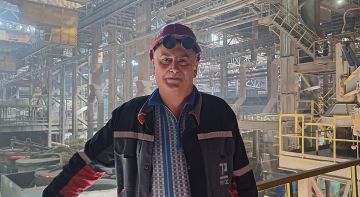 Более тридцати лет Николай Куликовский отвечает за участок, где нет права на ошибку, ведь речь идет о сотнях тонн раскаленного металла и безопасности людей