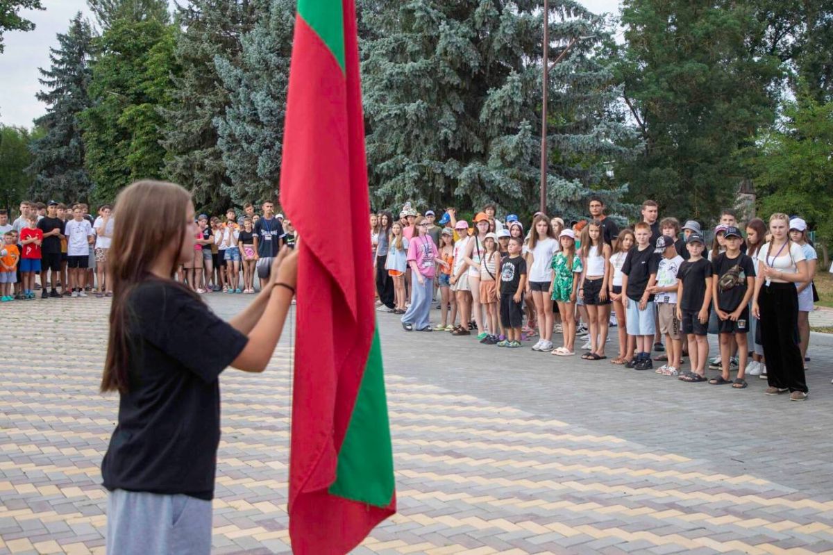 В «ДНЕСТРОВСКИХ ЗОРЯХ» СОСТОЯЛОСЬ ОФИЦИАЛЬНОЕ ОТКРЫТИЕ ТРЕТЬЕЙ ЛЕТНЕЙ СМЕНЫ В «ДНЕСТРОВСКИХ ЗОРЯХ» СОСТОЯЛОСЬ ОФИЦИАЛЬНОЕ ОТКРЫТИЕ ТРЕТЬЕЙ ЛЕТНЕЙ СМЕНЫ