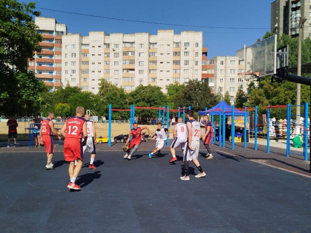 На стадионе СШ №10 дан старт спортивному празднику ко Дню металлурга На стадионе СШ №10 дан старт спортивному празднику ко Дню металлурга