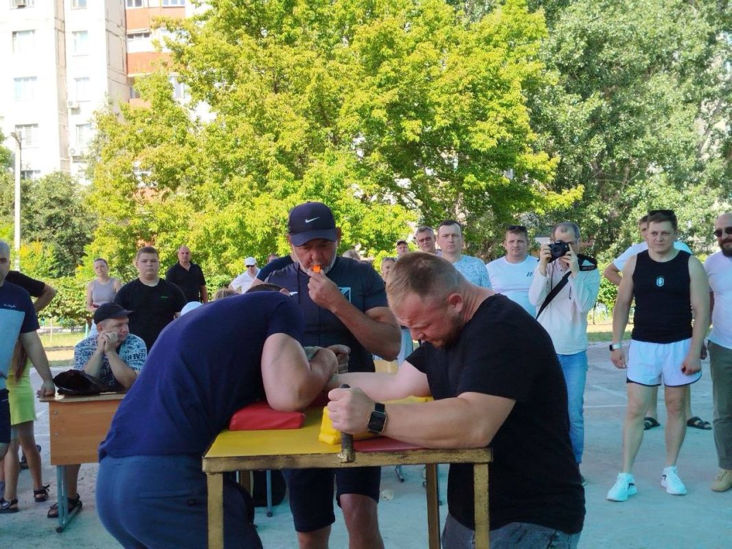 На стадионе СШ №10 дан старт спортивному празднику ко Дню металлурга На стадионе СШ №10 дан старт спортивному празднику ко Дню металлурга