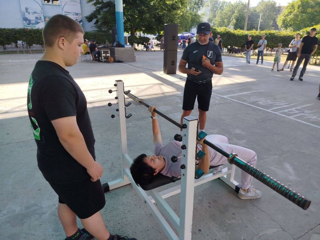 На стадионе СШ №10 дан старт спортивному празднику ко Дню металлурга На стадионе СШ №10 дан старт спортивному празднику ко Дню металлурга
