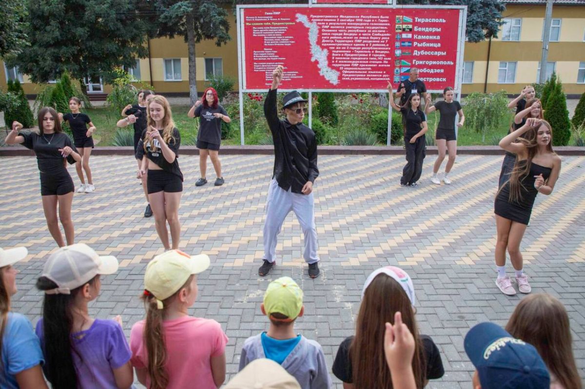 В «ДНЕСТРОВСКИХ ЗОРЯХ» СОСТОЯЛОСЬ ОФИЦИАЛЬНОЕ ОТКРЫТИЕ ТРЕТЬЕЙ ЛЕТНЕЙ СМЕНЫ В «ДНЕСТРОВСКИХ ЗОРЯХ» СОСТОЯЛОСЬ ОФИЦИАЛЬНОЕ ОТКРЫТИЕ ТРЕТЬЕЙ ЛЕТНЕЙ СМЕНЫ
