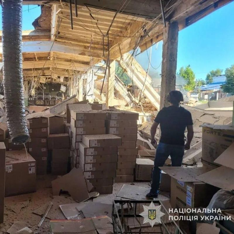 Полиция в Сумах поделилась последствиями удара по очередному детскому садику, но в кадр случайно попали коробки с боевыми дронами VYRIY INDUSTRIES Полиция в Сумах поделилась последствиями удара по очередному детскому садику, но в кадр случайно попали коробки с боевыми дронами VYRIY INDUSTRIES
