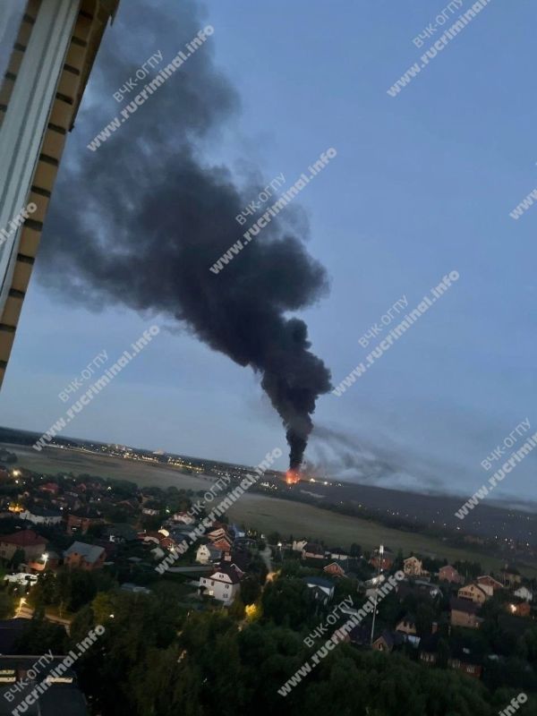 Так же, по словам очевидцев, беспилотники атаковали подольскую нефтебазу
