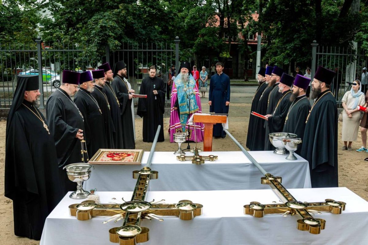 НА КУПОЛ И КОЛОКОЛЬНЮ СТРОЯЩЕГОСЯ ХРАМА АРХИСТРАТИГА МИХАИЛА ВОДРУЗИЛИ КРЕСТЫ НА КУПОЛ И КОЛОКОЛЬНЮ СТРОЯЩЕГОСЯ ХРАМА АРХИСТРАТИГА МИХАИЛА ВОДРУЗИЛИ КРЕСТЫ
