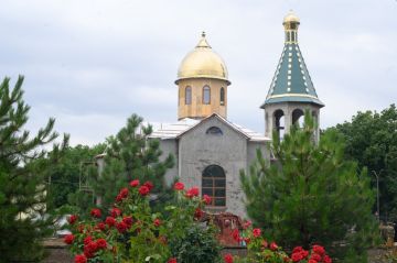 Президент участвовал в церемонии водружения православного креста на купол храма Архистратига Михаила и прочих небесных сил бесплотных