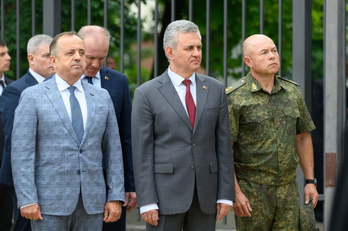 Президент принял участие в церемонии водружения православного креста на купол храма Архистратига Михаила Президент принял участие в церемонии водружения православного креста на купол храма Архистратига Михаила