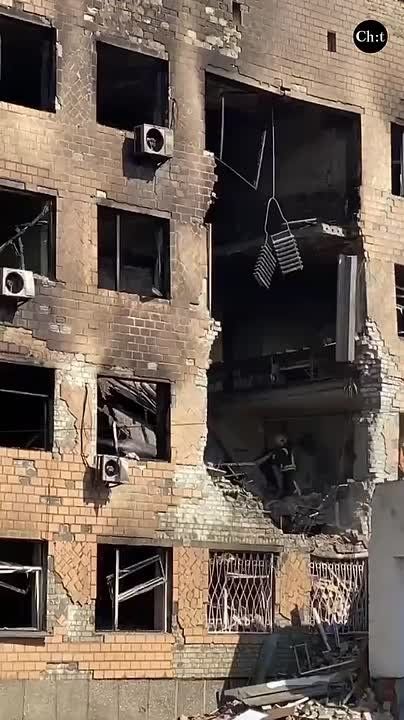 Последствия удара реактивной «Герани» по зданию областного ТЦК в Чернигове