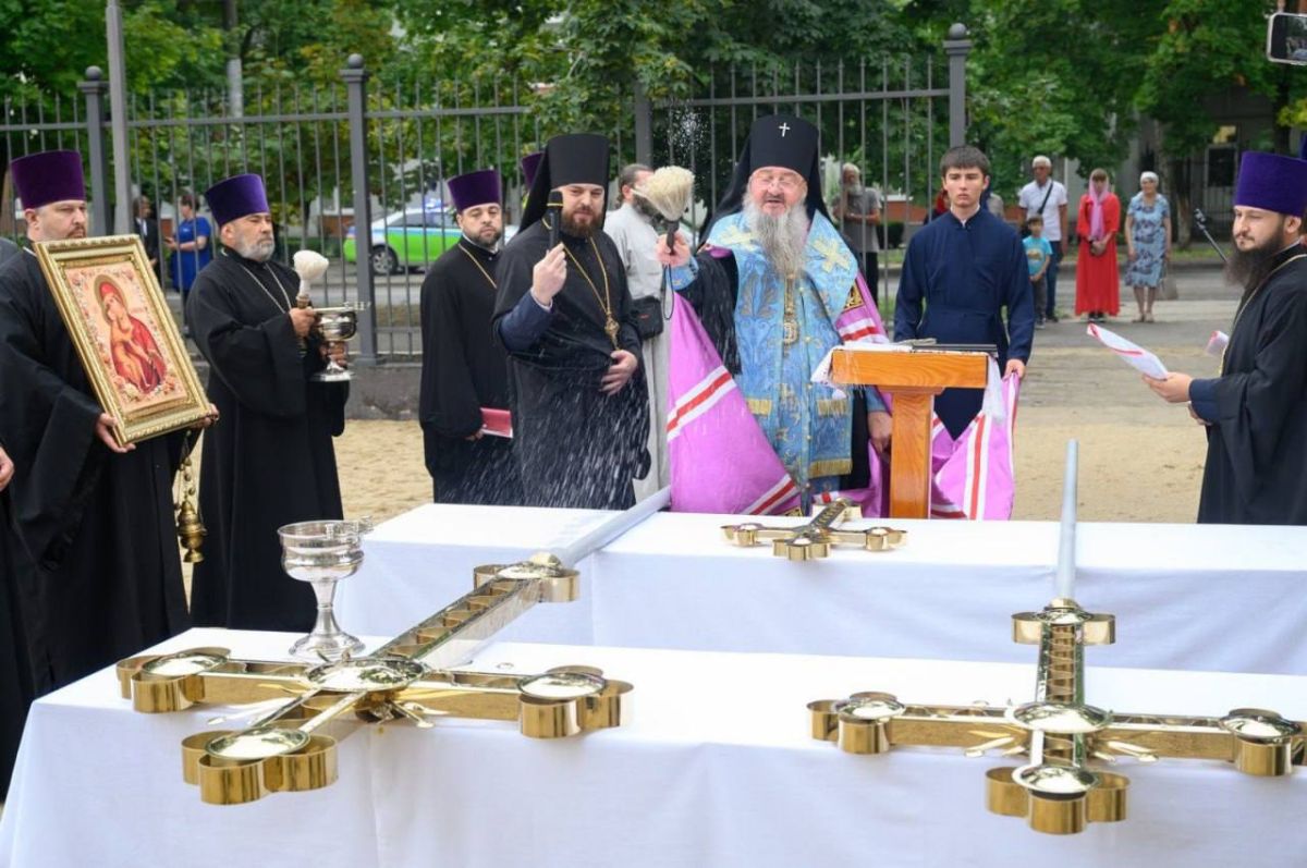 На территории Военного института им. А. Лебедя сегодня, в день явления Казанской иконы Божией Матери, освятили и установили крест на купол строящегося храма Архистратига Михаила На территории Военного института им. А. Лебедя сегодня, в день явления Казанской иконы Божией Матери, освятили и установили крест на купол строящегося храма Архистратига Михаила