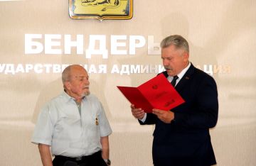Николая Шестакова, участника Совещательного собрания депутатов Верховного Совета ПМР I и II созывов поздравил председатель Комитета по вопросам региональной политики, местному самоуправлению и ЖКХ, а также член Комиссии по...