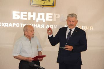 От имени Верховного Совета Юрий Кара вручил юбиляру ведомственный орден «За вклад в дело парламентаризма»