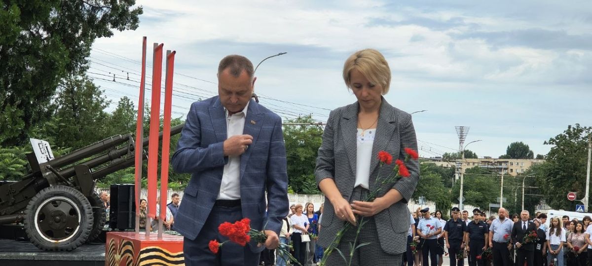 Церемония возложения цветов как дань памятт о тех, кто погиб в годы оккупационного режима Церемония возложения цветов как дань памятт о тех, кто погиб в годы оккупационного режима
