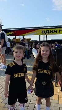 Смотрите, какой папа молодец у этих малышей