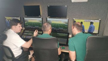 Арбитры ВАР тестируют оборудование