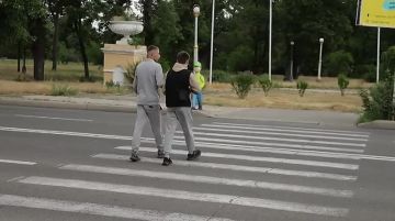 Сотрудники ГАИ на этой неделе выезжают на дороги и через громкоговорители напоминают детям о правилах дорожного движения