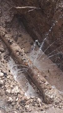 А это фонтан на Текстилях, коммунальщики начали откачивать воду