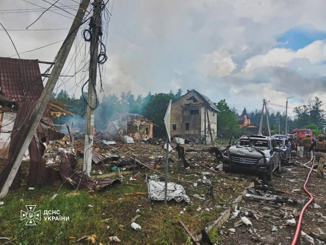 Фото с места прилета по выставке вооружения ВСУ под Киевом