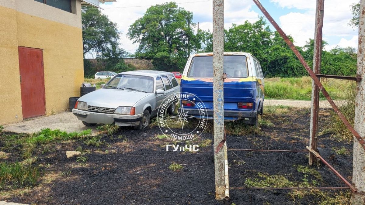 В Тирасполе на улице Бендерской пожарные потушили загоревшуюся сухую траву В Тирасполе на улице Бендерской пожарные потушили загоревшуюся сухую траву