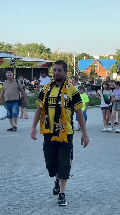 Жёлто-чёрных людей не стадионе становится всё больше