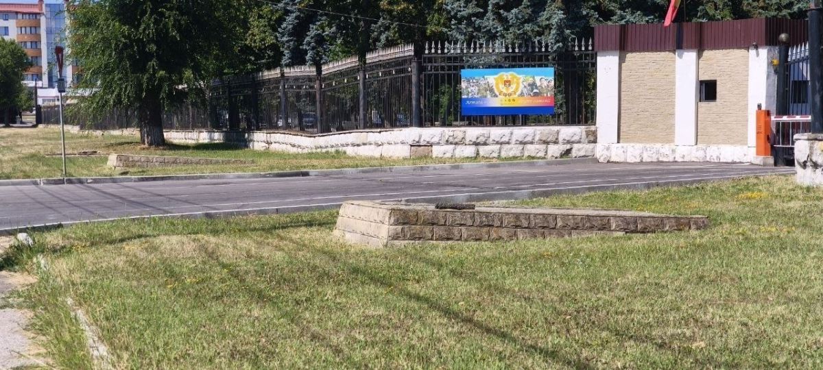 Минобороны Молдовы сняло с постаментов у центрального входа две пушки ЗИС-3 Минобороны Молдовы сняло с постаментов у центрального входа две пушки ЗИС-3