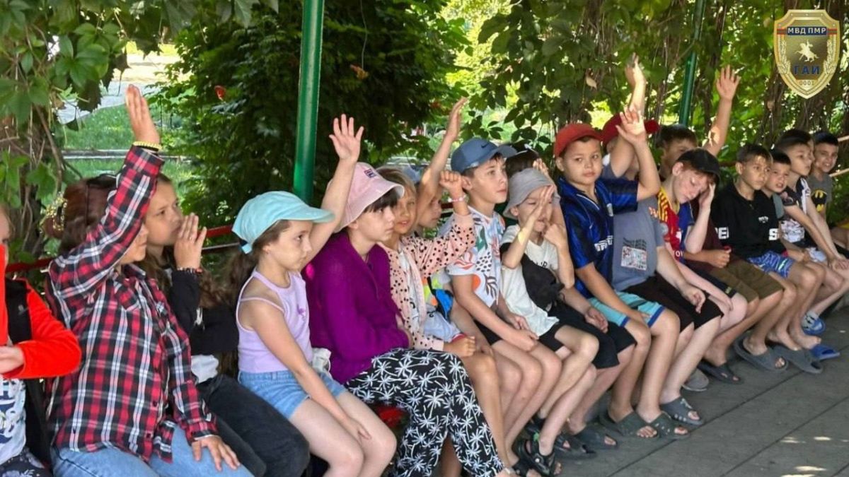 О безопасности – маленьким пешеходам О безопасности – маленьким пешеходам