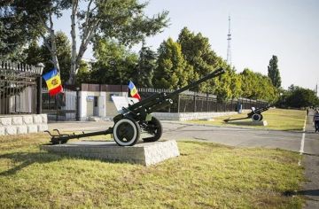 Минобороны Молдовы сняло с постаментов у центрального входа две пушки ЗИС-3