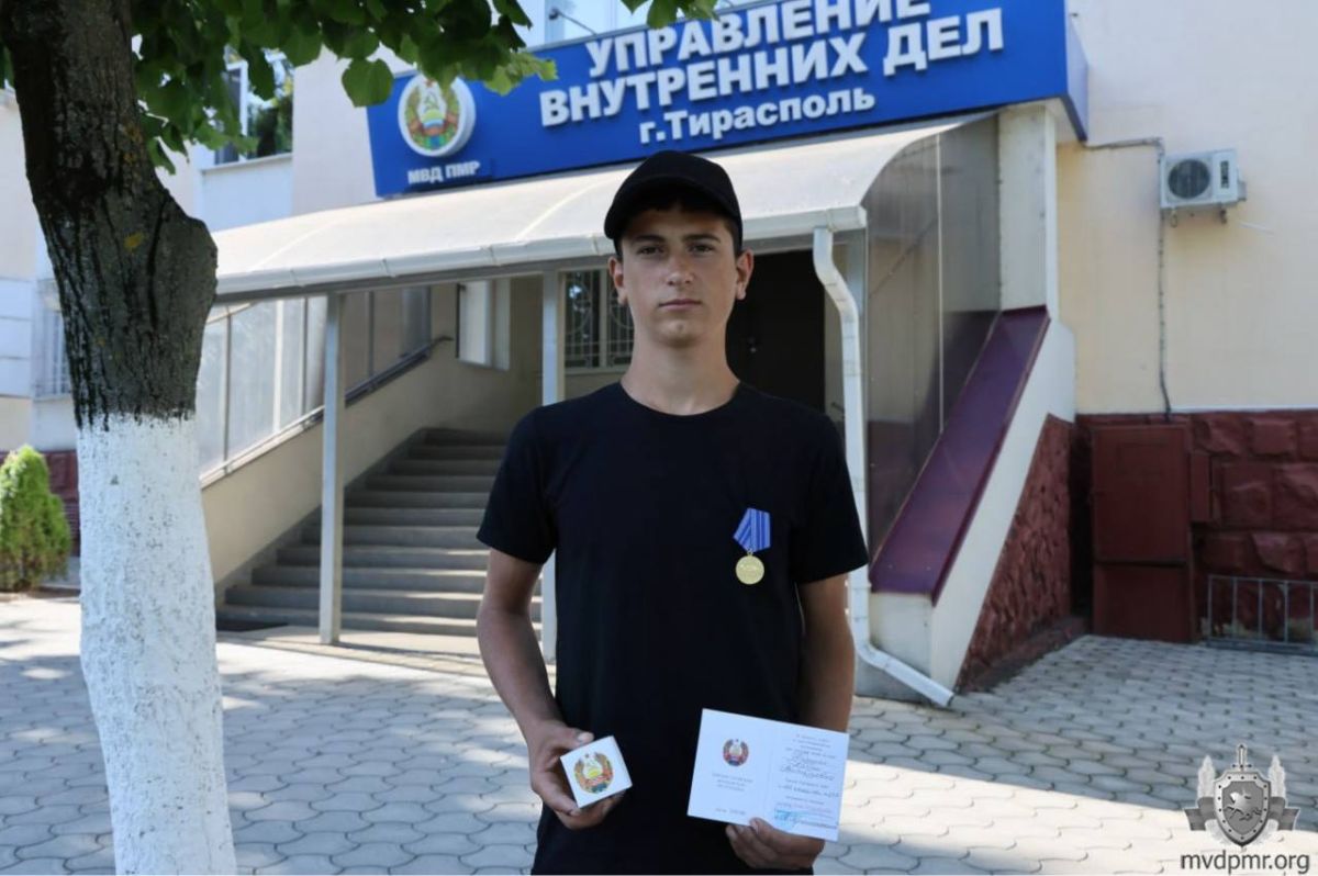 17-летнего Артёма Карамана из Паркан наградили медалью «За спасение утопающего» 17-летнего Артёма Карамана из Паркан наградили медалью «За спасение утопающего»