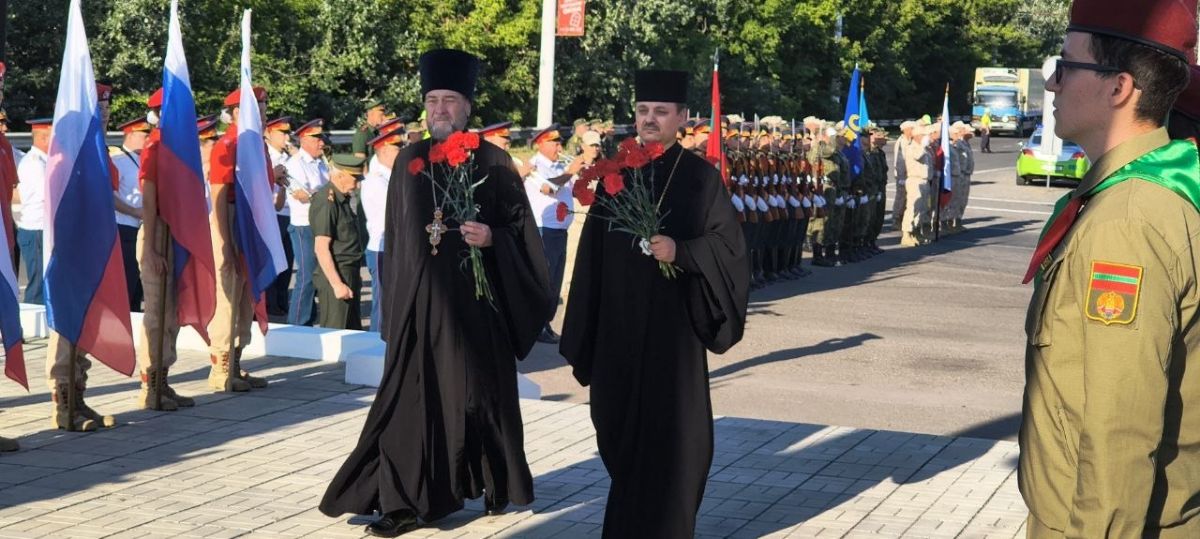 Участие в мероприятии приняли Премьер Александр Розенберг, спикер Парламента Татьяна Залевская, Глава Государственной администрации города Бендеры Роман Иванченко, Председатель Бендерского городского Совета народных... Участие в мероприятии приняли Премьер Александр Розенберг, спикер Парламента Татьяна Залевская, Глава Государственной администрации города Бендеры Роман Иванченко, Председатель Бендерского городского Совета народных...