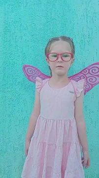 Умненькие детки не трогают розетки