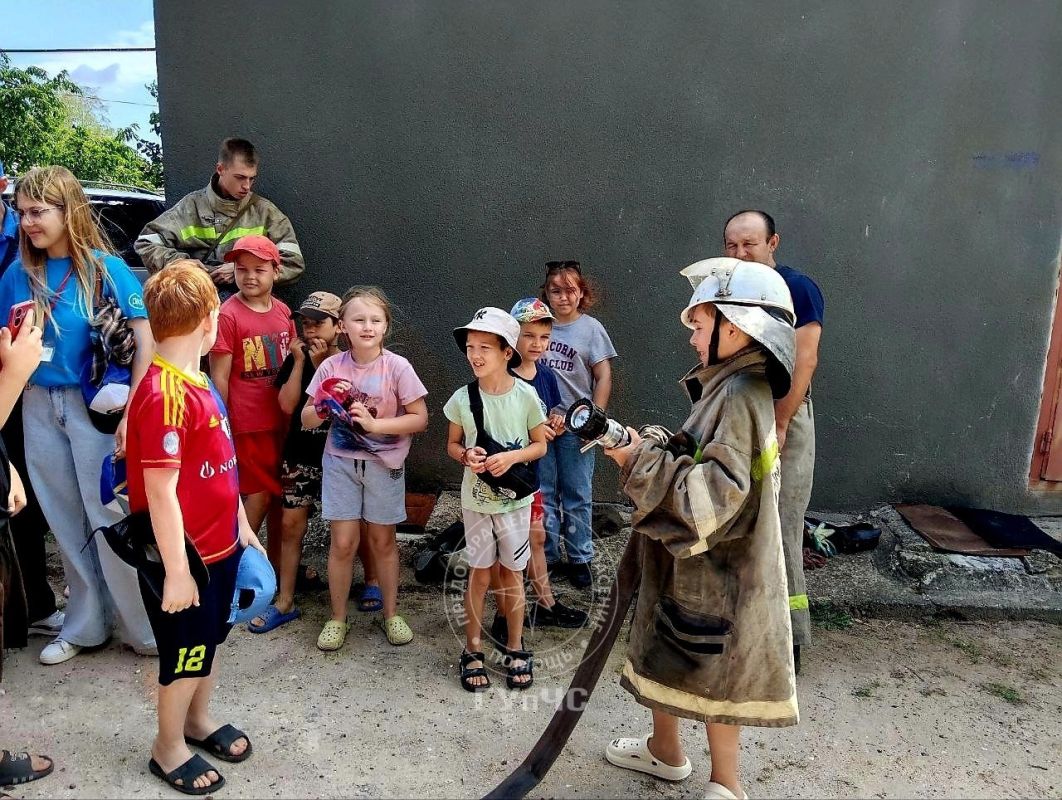 Эмоции из Дубоссар. На экскурсию в пожарную часть пришли дети из дубоссарского оздоровительного лагеря