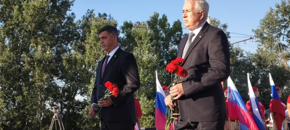 Участие в мероприятии приняли Премьер Александр Розенберг, спикер Парламента Татьяна Залевская, Глава Государственной администрации города Бендеры Роман Иванченко, Председатель Бендерского городского Совета народных... Участие в мероприятии приняли Премьер Александр Розенберг, спикер Парламента Татьяна Залевская, Глава Государственной администрации города Бендеры Роман Иванченко, Председатель Бендерского городского Совета народных...