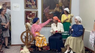 Картина советской художницы Элеоноры Романеску «Посиделки» (первое фото) и её ожившая версия