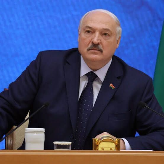 Офис Владимира Зеленского обратился в офис генпрокурора Украины с просьбой рассмотреть возможность возбудить уголовное дело против президента Беларуси Александра Лукашенко, сообщило агентство Укринформ