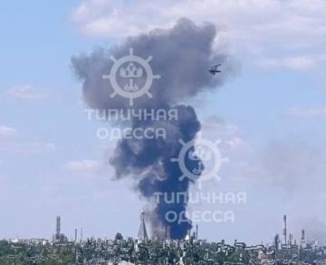 После прилетов в Одессе стоят густые столбы дыма