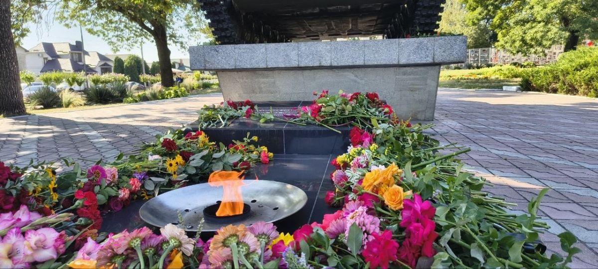 В день памяти к бендерчанам, жителям сёл Гиска, Протягайловка и Варница обратились Глава Государственной администрации г. Бендеры Р. Д. Иванченко и Председатель Бендерского городского Совета П. С. Зосимчук В день памяти к бендерчанам, жителям сёл Гиска, Протягайловка и Варница обратились Глава Государственной администрации г. Бендеры Р. Д. Иванченко и Председатель Бендерского городского Совета П. С. Зосимчук