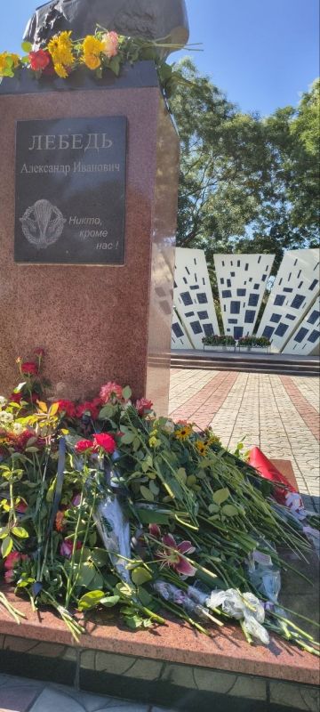 В день памяти к бендерчанам, жителям сёл Гиска, Протягайловка и Варница обратились Глава Государственной администрации г. Бендеры Р. Д. Иванченко и Председатель Бендерского городского Совета П. С. Зосимчук В день памяти к бендерчанам, жителям сёл Гиска, Протягайловка и Варница обратились Глава Государственной администрации г. Бендеры Р. Д. Иванченко и Председатель Бендерского городского Совета П. С. Зосимчук