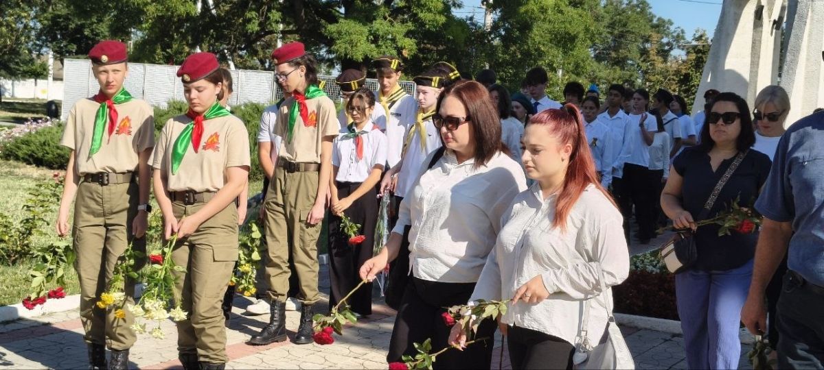 В день памяти к бендерчанам, жителям сёл Гиска, Протягайловка и Варница обратились Глава Государственной администрации г. Бендеры Р. Д. Иванченко и Председатель Бендерского городского Совета П. С. Зосимчук В день памяти к бендерчанам, жителям сёл Гиска, Протягайловка и Варница обратились Глава Государственной администрации г. Бендеры Р. Д. Иванченко и Председатель Бендерского городского Совета П. С. Зосимчук