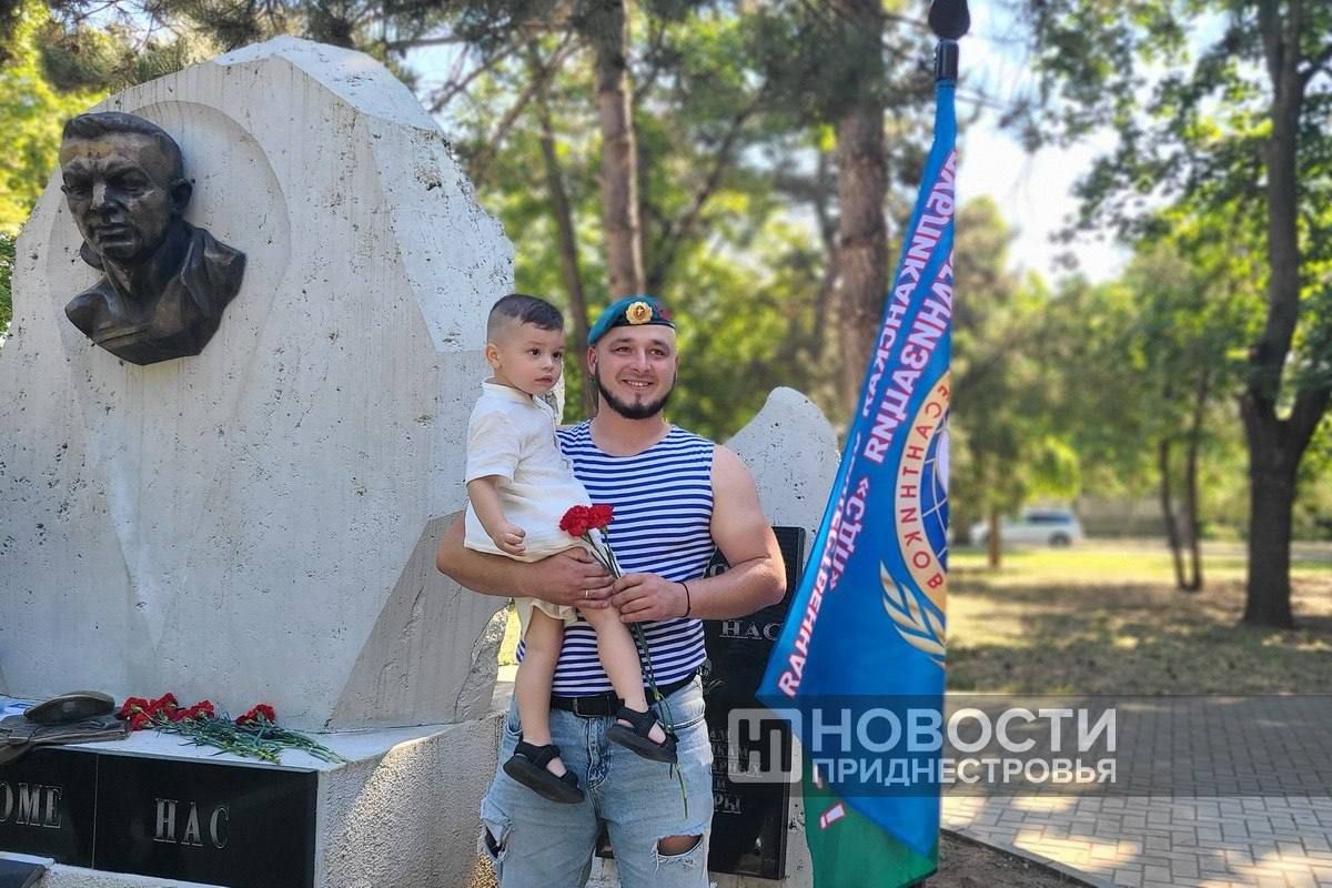 Отметили День ВДВ. Голубые береты, тельняшки и крепкое боевое братство — неизменные символы этого праздника Отметили День ВДВ. Голубые береты, тельняшки и крепкое боевое братство — неизменные символы этого праздника