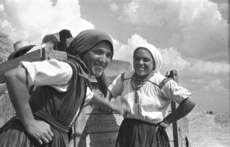 На току полевой бригады села Подойма, 1937 год На току полевой бригады села Подойма, 1937 год