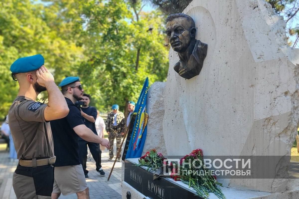 Отметили День ВДВ. Голубые береты, тельняшки и крепкое боевое братство — неизменные символы этого праздника Отметили День ВДВ. Голубые береты, тельняшки и крепкое боевое братство — неизменные символы этого праздника