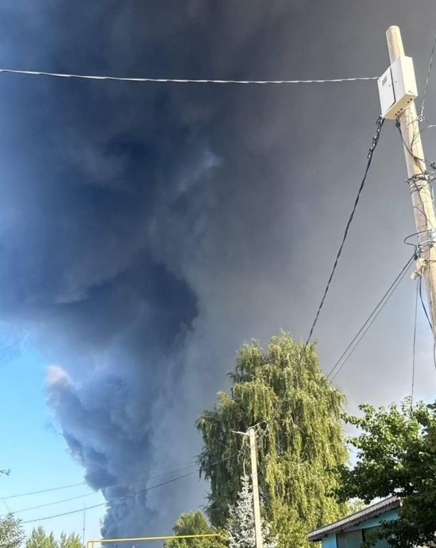 В Самаре ВСУ ударили по складу ВБ. На месте прилета сильный пожар и густой дым В Самаре ВСУ ударили по складу ВБ. На месте прилета сильный пожар и густой дым