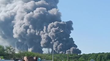 В Самаре ВСУ ударили по складу ВБ. На месте прилета сильный пожар и густой дым