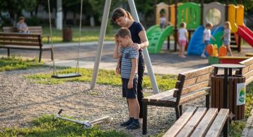 Не поделили качели. . На одной из детских площадок Рыбницы на качелях катался 9-летний мальчик