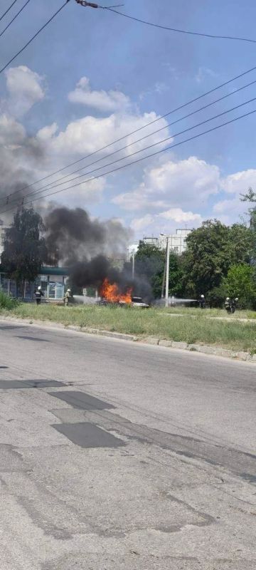 В Бендерах на Солнечном загорелся автомобиль