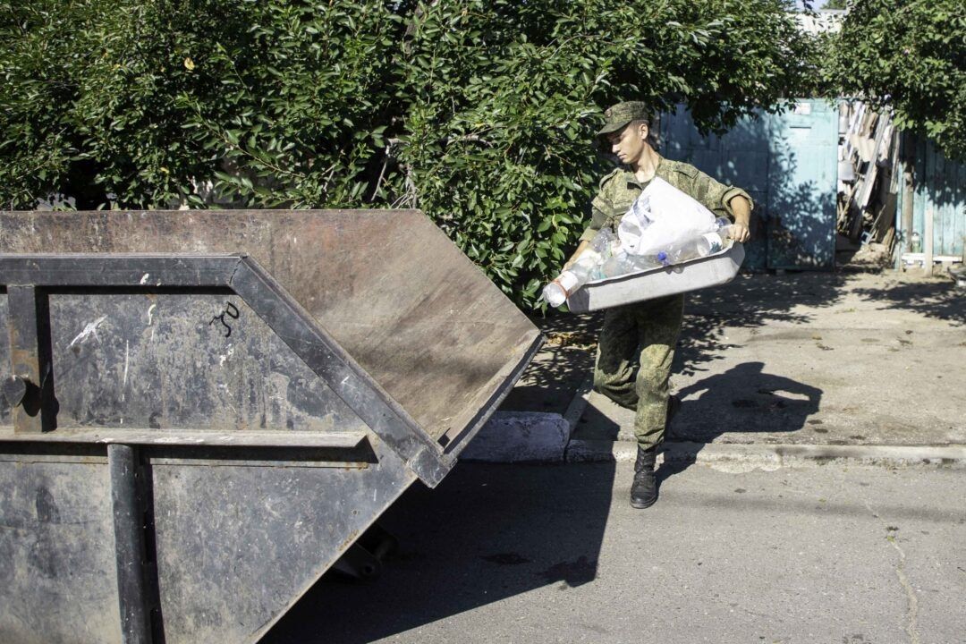 Солдаты помогли защитнику Приднестровья привести в порядок придомовую территорию Солдаты помогли защитнику Приднестровья привести в порядок придомовую территорию