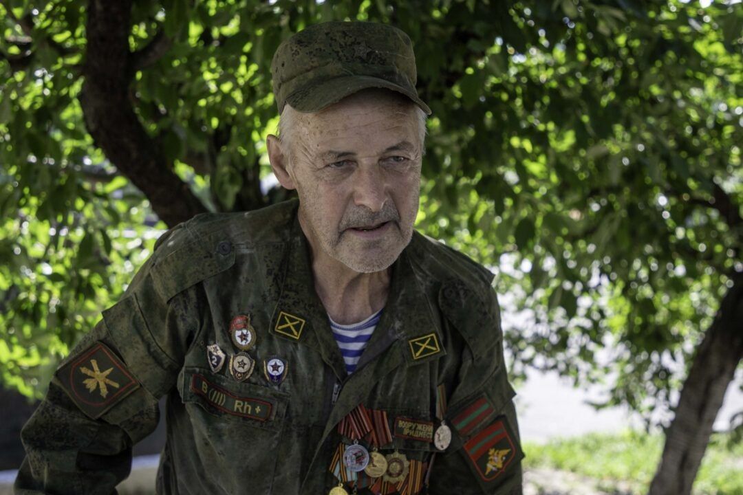 Солдаты помогли защитнику Приднестровья привести в порядок придомовую территорию Солдаты помогли защитнику Приднестровья привести в порядок придомовую территорию