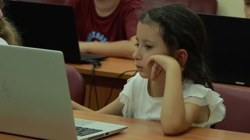 Лагерь спорткомплекса «Шериф» работает до конца августа: сегодня школьники осваивали VR-программирование, создавали свои виртуальные карты для игр