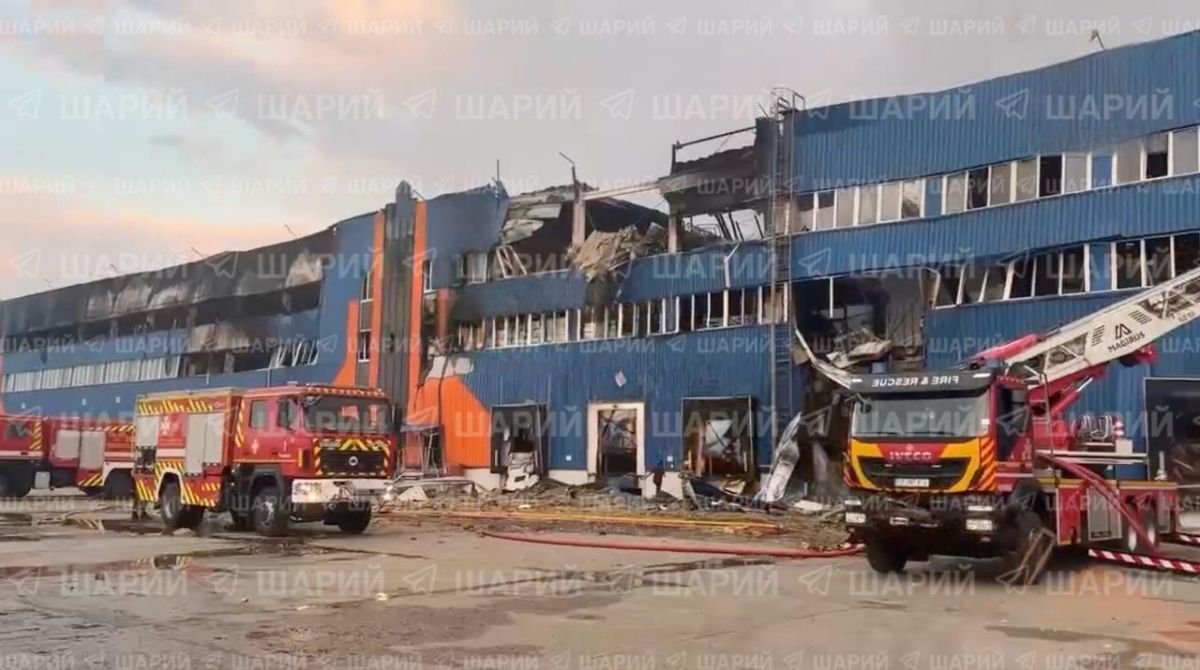 Склад интернет-магазина «Розетка» в Броварах после ночного удара по Киеву и области Склад интернет-магазина «Розетка» в Броварах после ночного удара по Киеву и области
