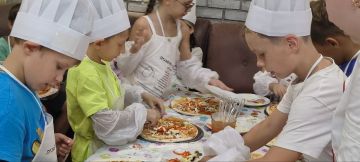 Каникулы со вкусом!. Воспитанники лагеря «Интенсив» из филиала ДДЮТ «Ровесник» попробовали себя в роли пиццайоло