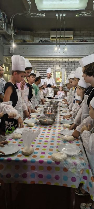 Каникулы со вкусом!. Воспитанники лагеря «Интенсив» из филиала ДДЮТ «Ровесник» попробовали себя в роли пиццайоло Каникулы со вкусом!. Воспитанники лагеря «Интенсив» из филиала ДДЮТ «Ровесник» попробовали себя в роли пиццайоло
